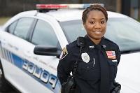 非裔美国警察学院女学员在车前的照片